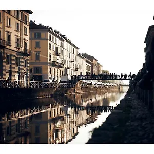 taking-a-walk-in-the-beating-heart-of-navigli.italymilanhotels.net/